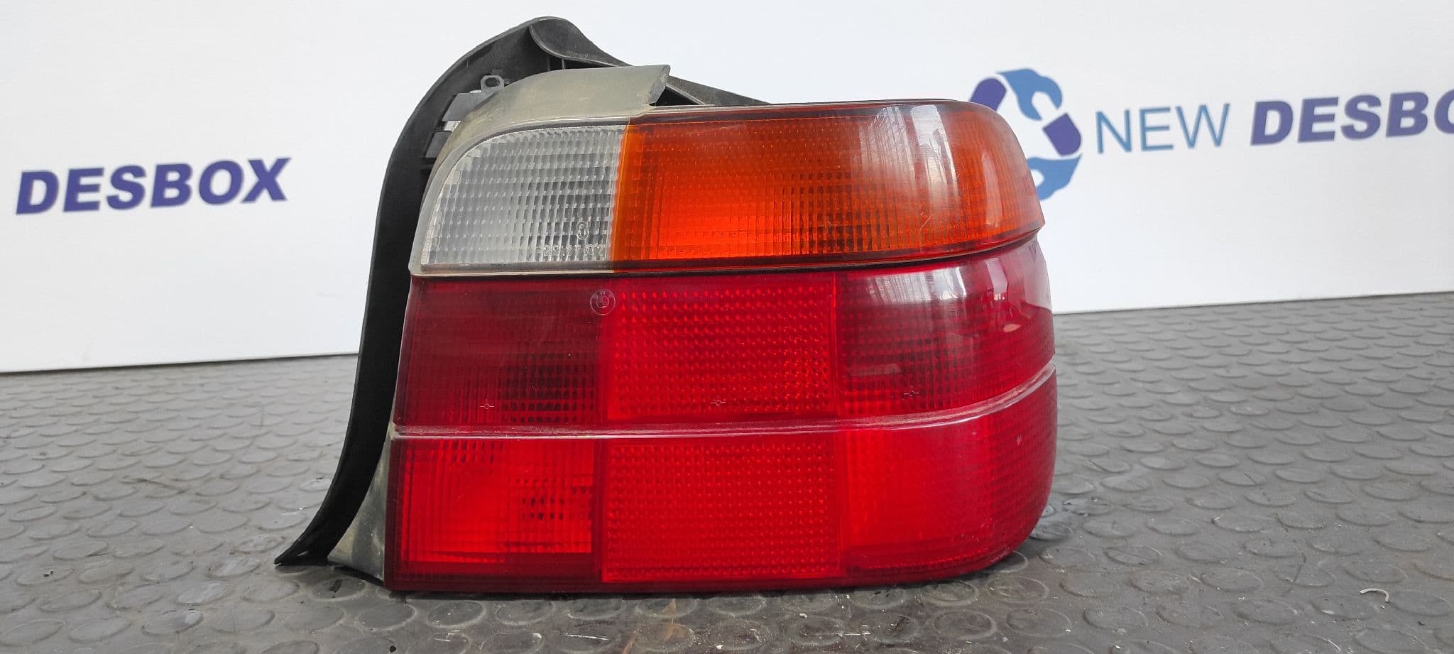 Recambio de PILOTO TRASERO DERECHO para BMW SERIE 3 COMPACTO (E36) referencia OEM IAM 8353810