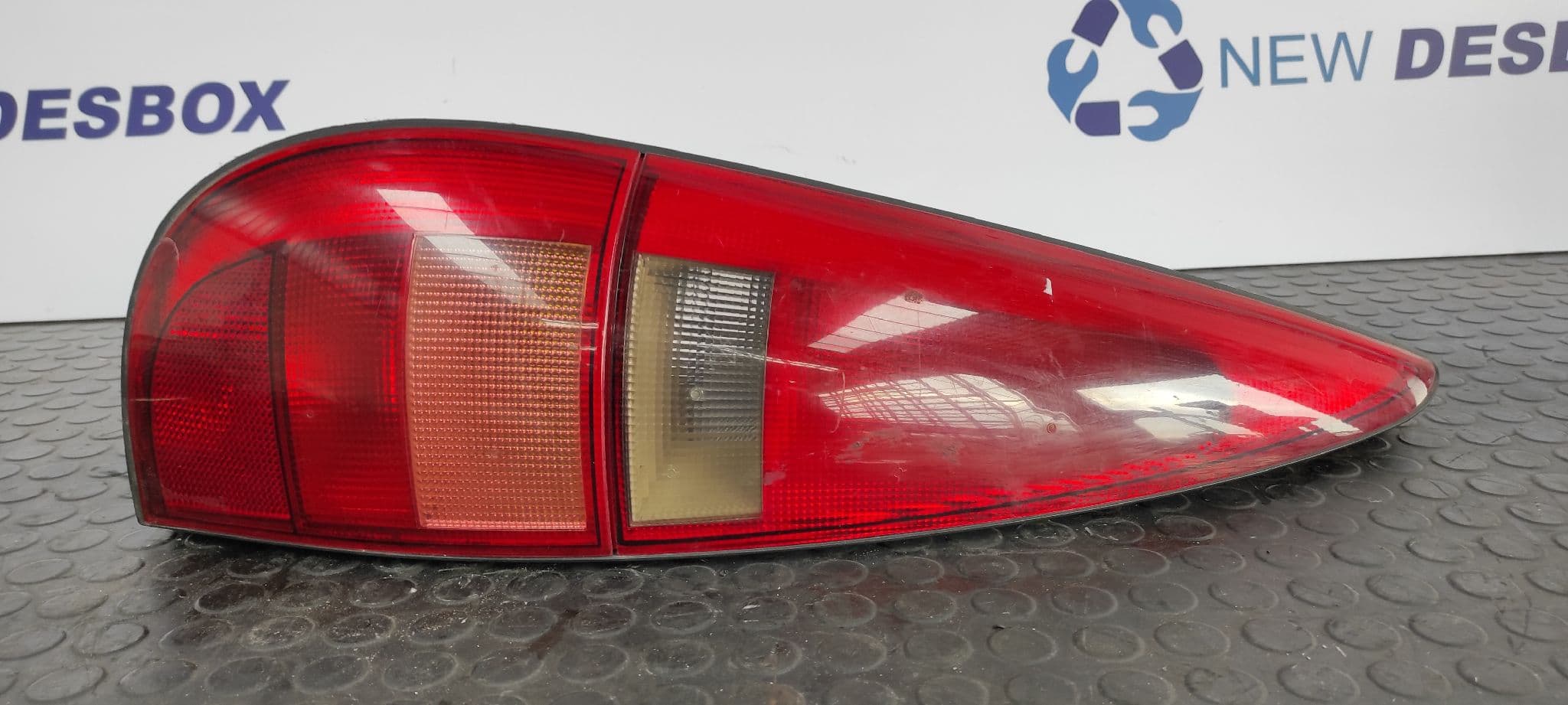 Recambio de PILOTO TRASERO IZQUIERDO para RENAULT LAGUNA (B56) 1.9 dTi F9Q710 referencia OEM IAM VALEO 2261   - AZUL