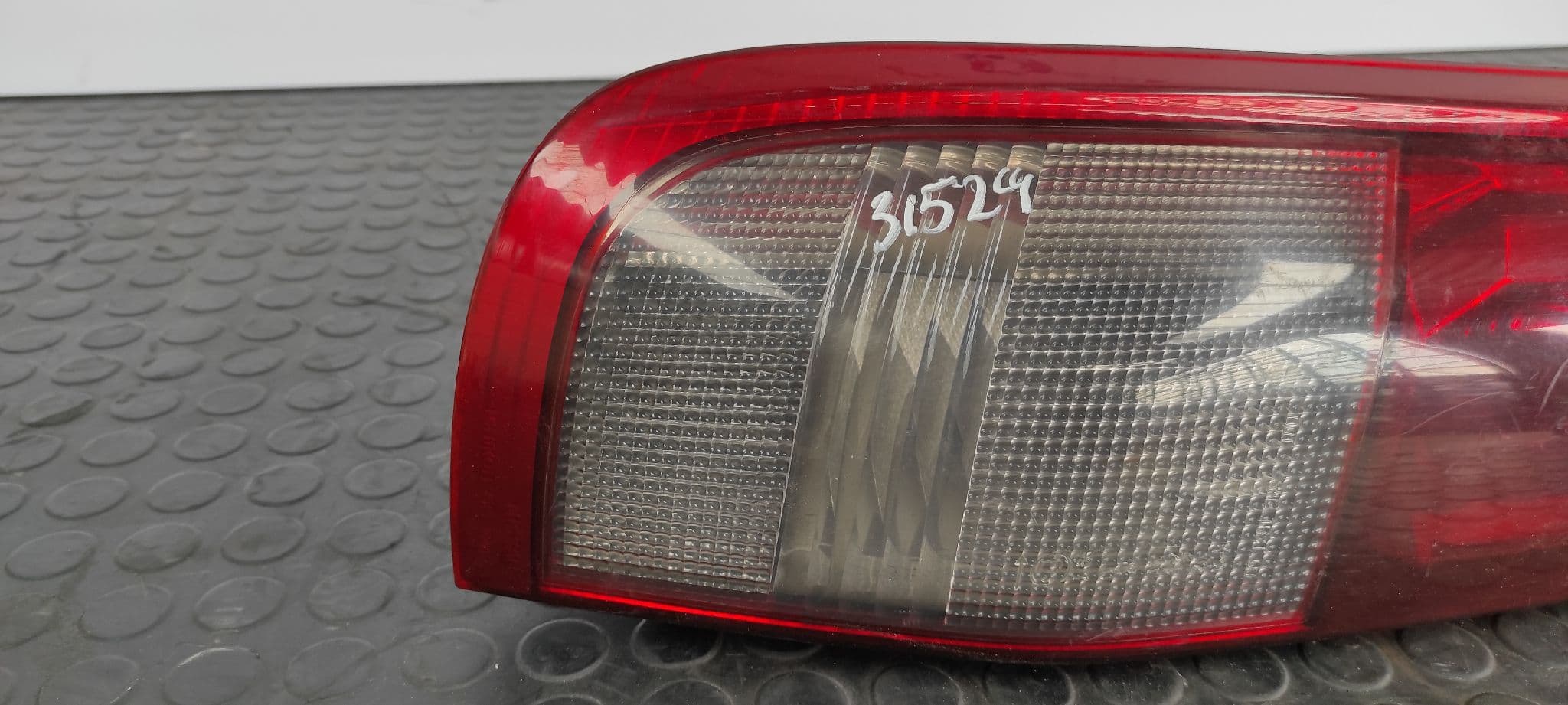 Recambio de PILOTO TRASERO IZQUIERDO para NISSAN X-TRAIL (T30) Comfort YD22ETI referencia OEM IAM   B46L - GRIS 4