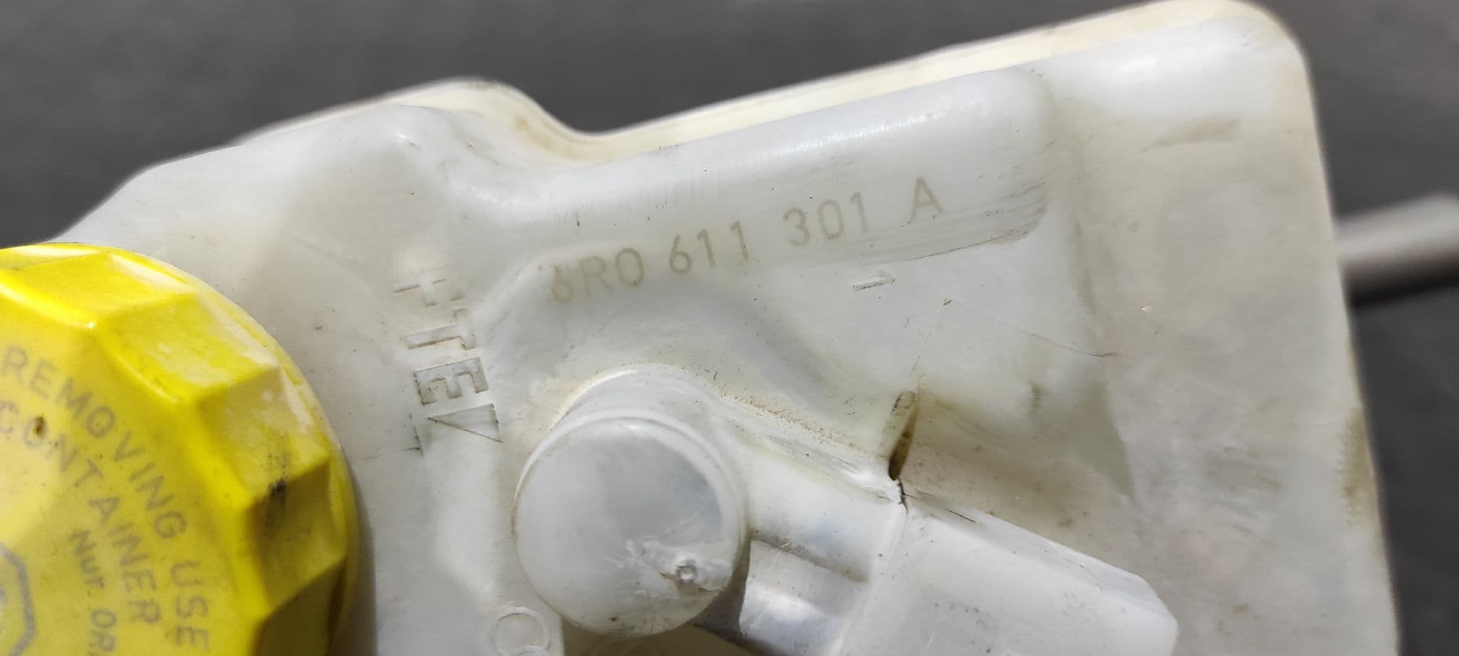 Recambio de BOMBA FRENO para SKODA FABIA (5J2 ) 1.2 CHFA referencia OEM IAM 6R0611301A   - BLANCO 2