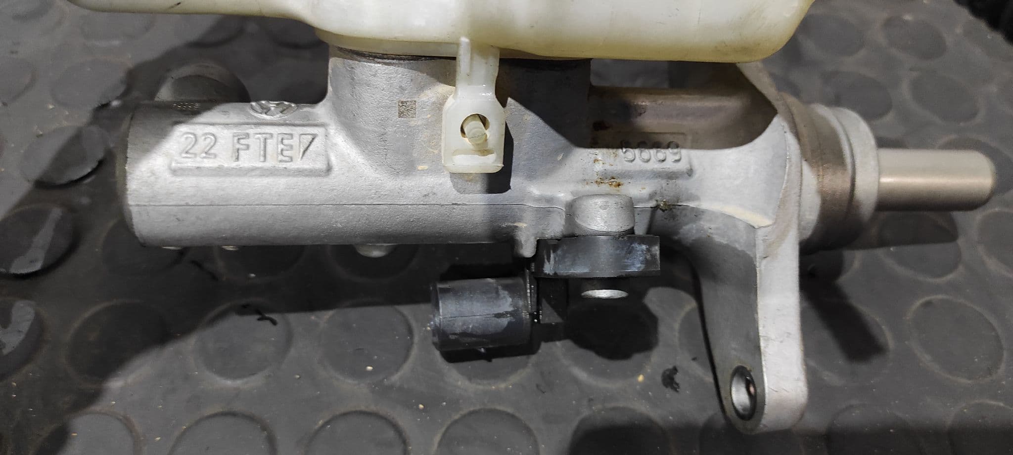 Recambio de BOMBA FRENO para SKODA FABIA (5J2 ) 1.2 CHFA referencia OEM IAM 6R0611301A   - BLANCO 9