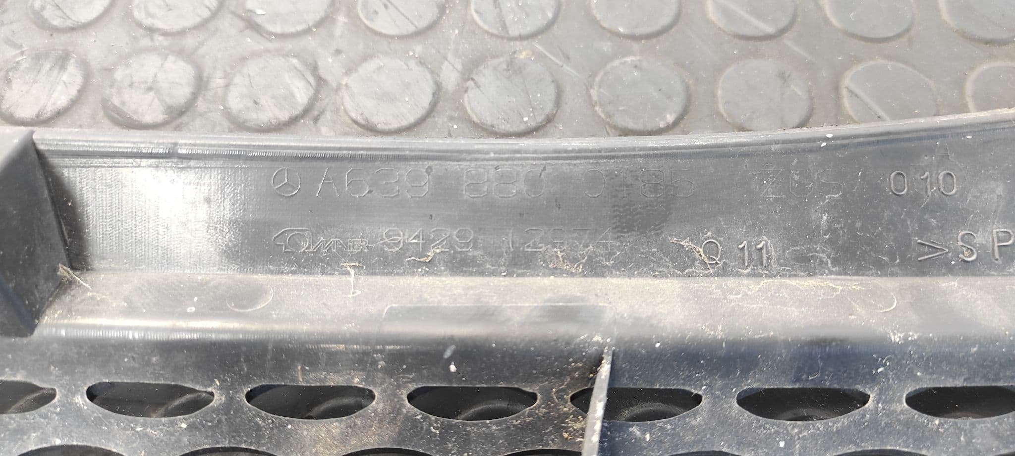Recambio de REJILLA DELANTERA para MERCEDES-BENZ VITO CAJA CERRADA 6.03 -> 109  CDI  Compacto  (639.601) 646983 referencia OEM IAM A6398800185   - BLANCO 5
