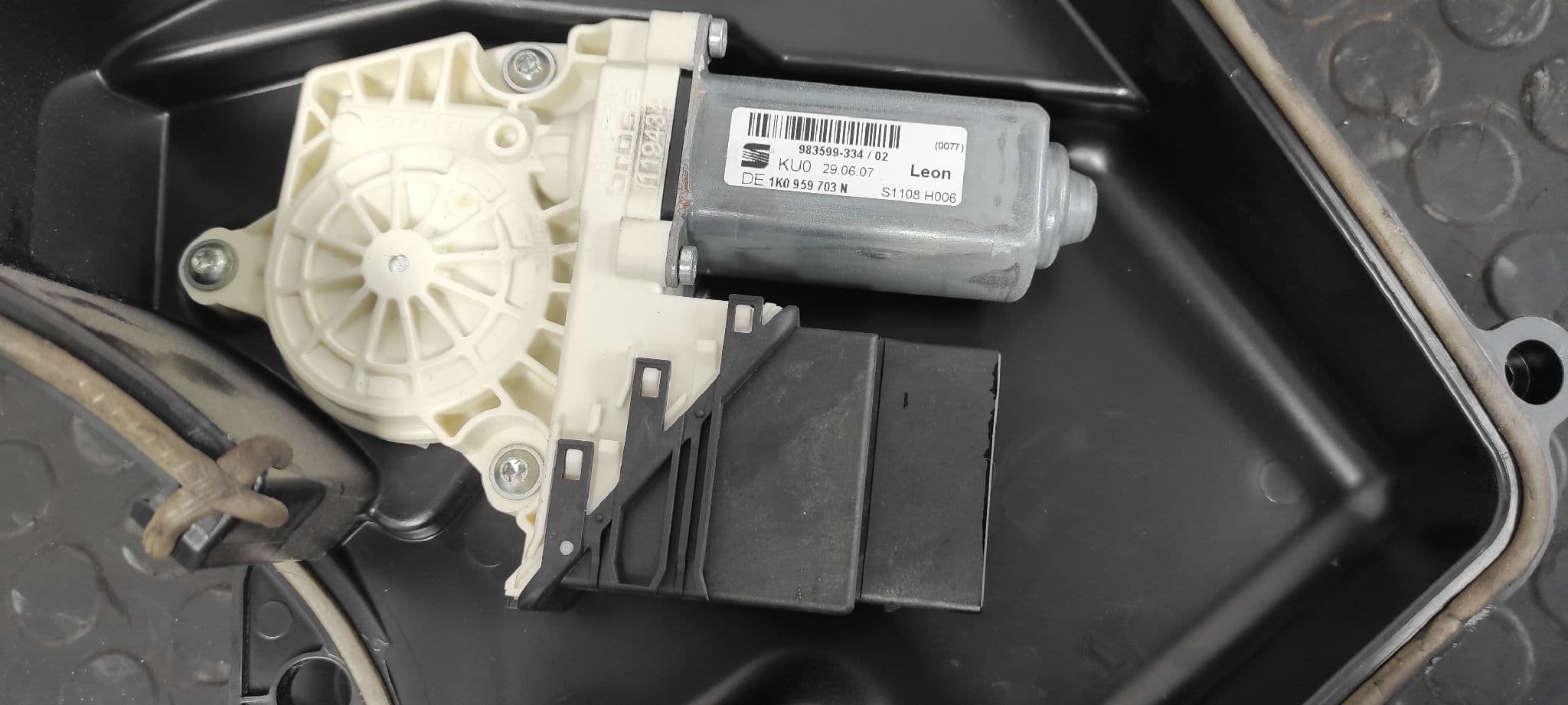 Recambio de ELEVALUNAS TRASERO IZQUIERDO para SEAT LEON (1P1) BXE referencia OEM IAM 1P0839401B   - BLANCO 5