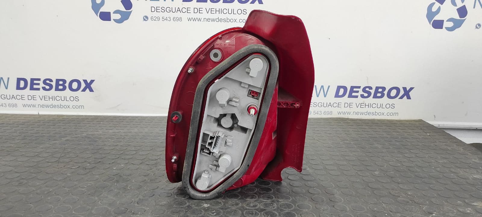 Recambio de PILOTO TRASERO DERECHO para RENAULT GRAND MODUS Authentique K9KT7 referencia OEM IAM 8200658413   - NEGRO 8