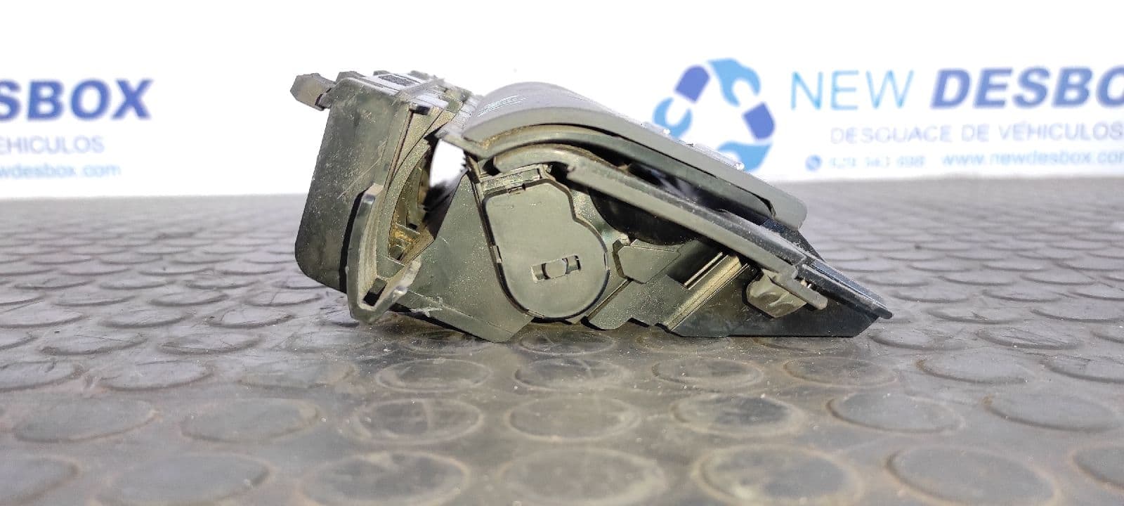 Recambio de CENICERO para AUDI A4 AVANT (8E) 2.0 TDI Quattro (DPF) BRE referencia OEM IAM    - BLANCO 2