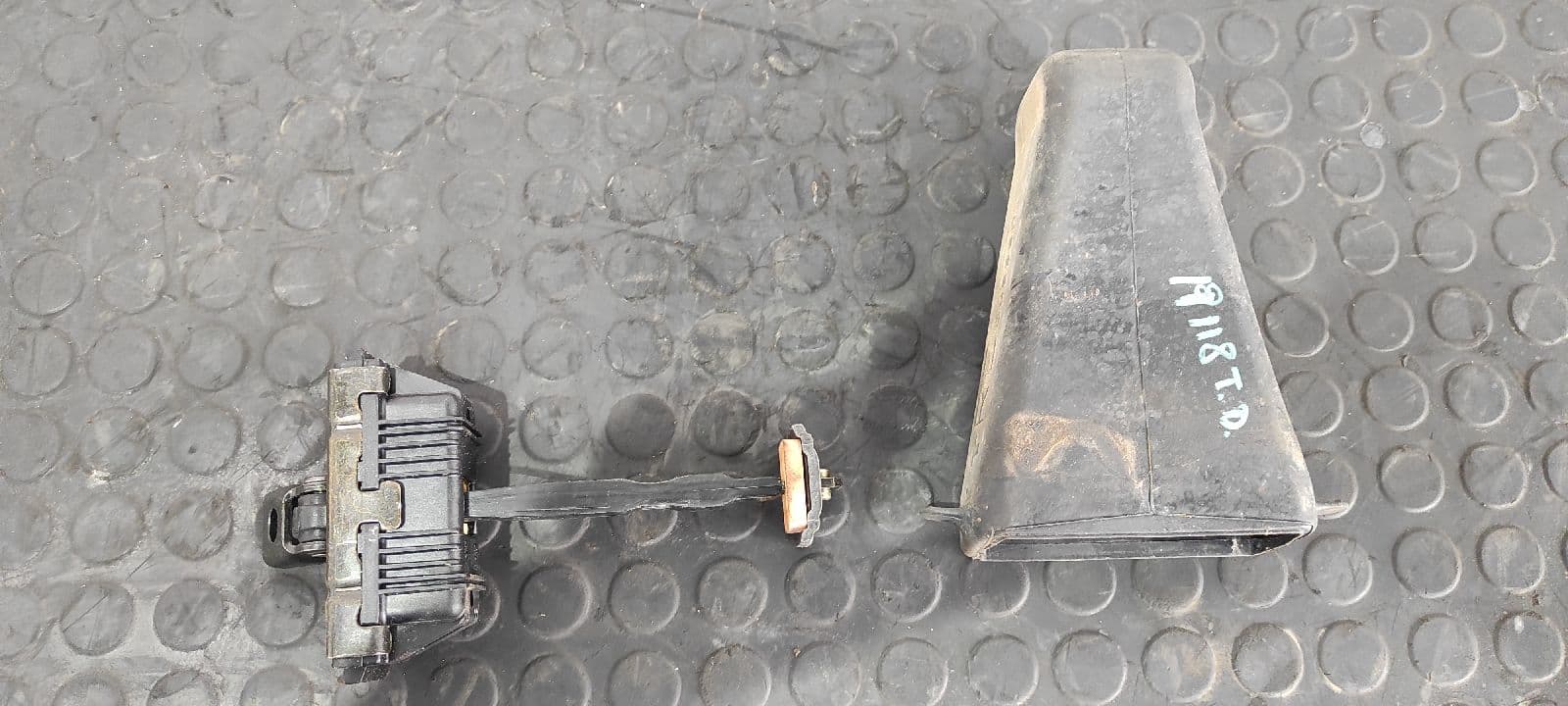 Recambio de RETENEDOR PUERTA DERECHA para BMW SERIE 5 BERLINA (E60) 2.0 16V Diesel M47N204D5 referencia OEM IAM 51227033623   - NEGRO