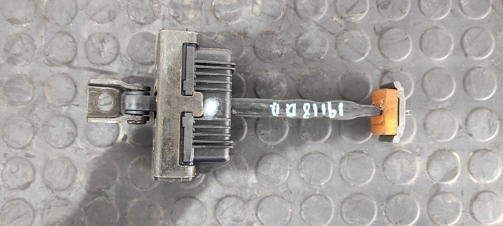 Recambio de RETENEDOR PUERTA DERECHA para BMW SERIE 5 BERLINA (E60) 2.0 16V Diesel M47N204D5 referencia OEM IAM    - NEGRO