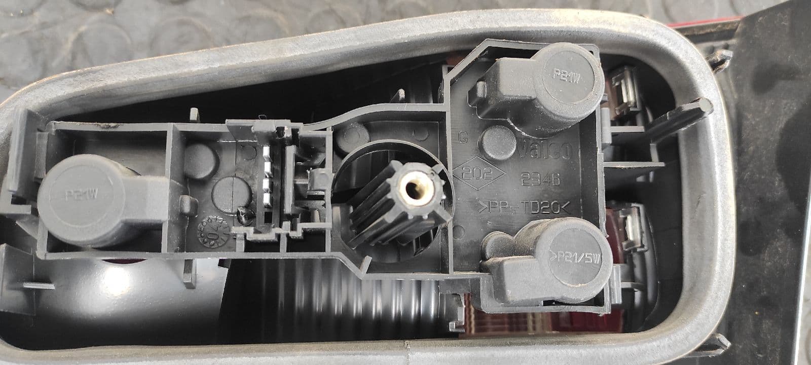Recambio de PILOTO PORTON IZQUIERDO para RENAULT LAGUNA II (BG0) 1.9 dCi Diesel F9Q750 referencia OEM IAM 8200002475   - PLATA 2