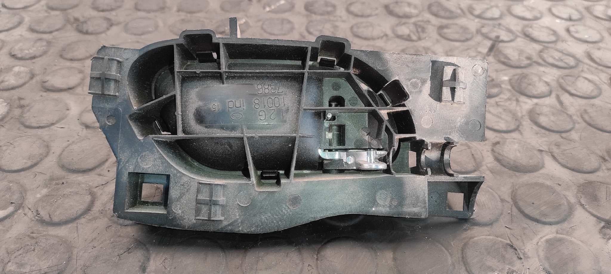 Recambio de MANETA INTERIOR DELANTERA IZQUIERDA para CITROEN C4 COUPE 1.6 16V HDi FAP 9HYDV6TED4 referencia OEM IAM 96435311UD   - GRIS 5