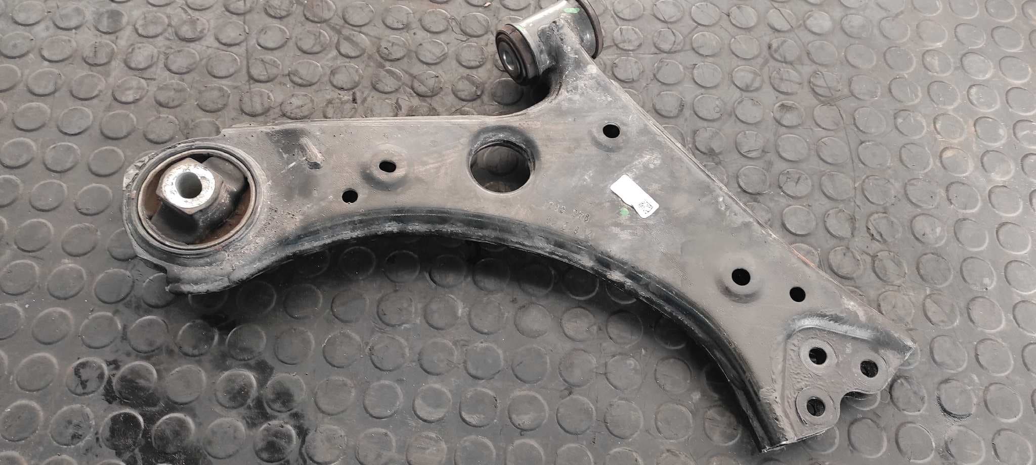 Recambio de BRAZO IZQUIERDO INFERIOR DELANTERO para JEEP COMPASS II 55260384 referencia OEM IAM P68318011AD   - GRANATE 9