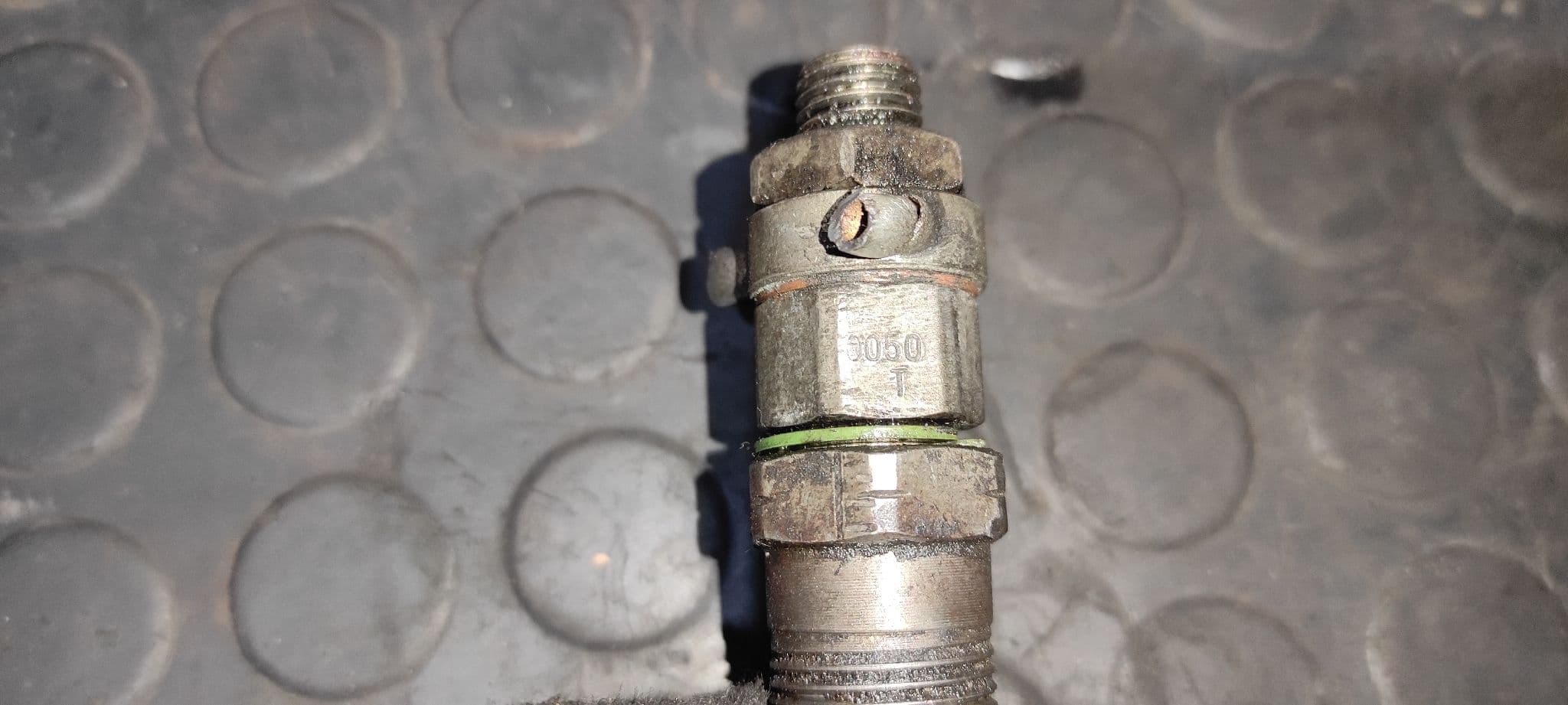 Recambio de INYECTOR para NISSAN PICK-UP (D22) TD25TI referencia OEM IAM 0050T 4