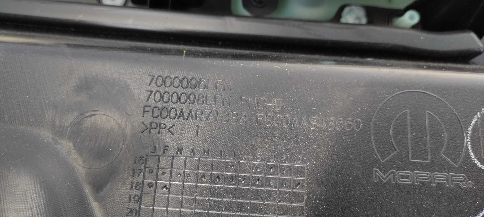 Recambio de JUEGO TAPIZADOS / CARTONERAS para JEEP COMPASS II 55260384 referencia OEM IAM 5US11LA3AC   - GRANATE 8