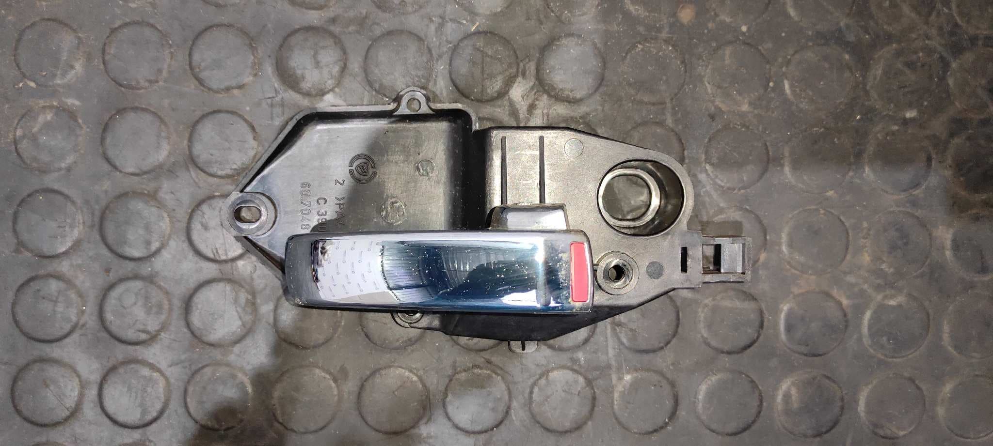 Recambio de MANETA INTERIOR DELANTERA DERECHA para FIAT NUOVA 500 (150) Blackjack 169A4000 referencia OEM IAM 607048DX   - BLANCO