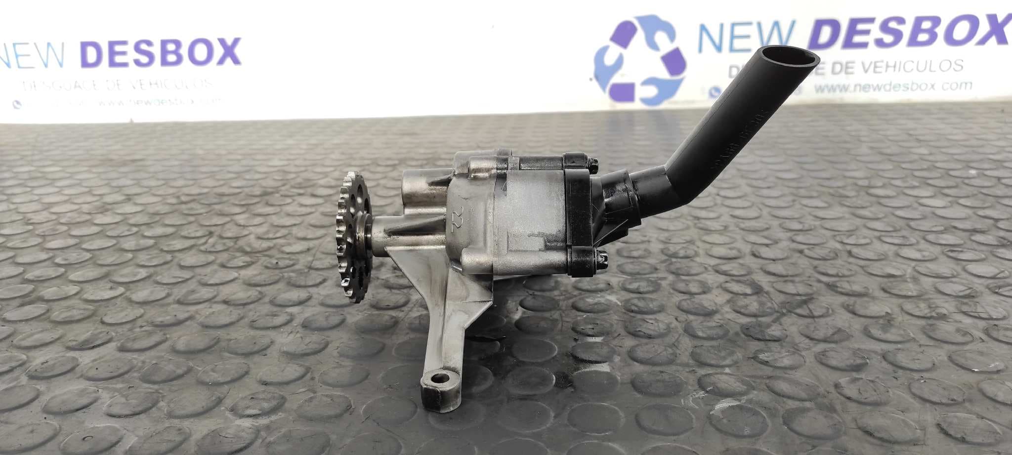 Recambio de BOMBA ACEITE para MERCEDES-BENZ VITO CAJA CERRADA 6.03 -> 109  CDI  Compacto  (639.601) 646983 referencia OEM IAM 6061810801   - BLANCO 4