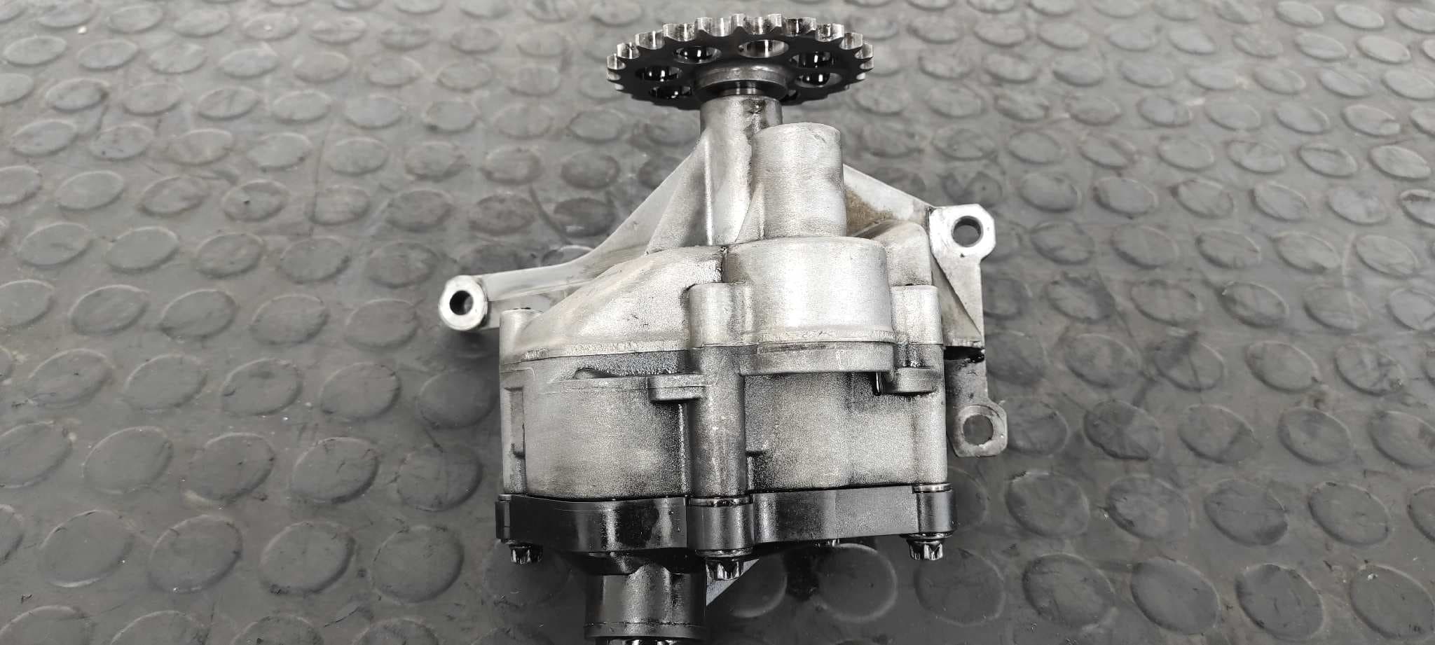 Recambio de BOMBA ACEITE para MERCEDES-BENZ VITO CAJA CERRADA 6.03 -> 109  CDI  Compacto  (639.601) 646983 referencia OEM IAM 6061810801   - BLANCO 7