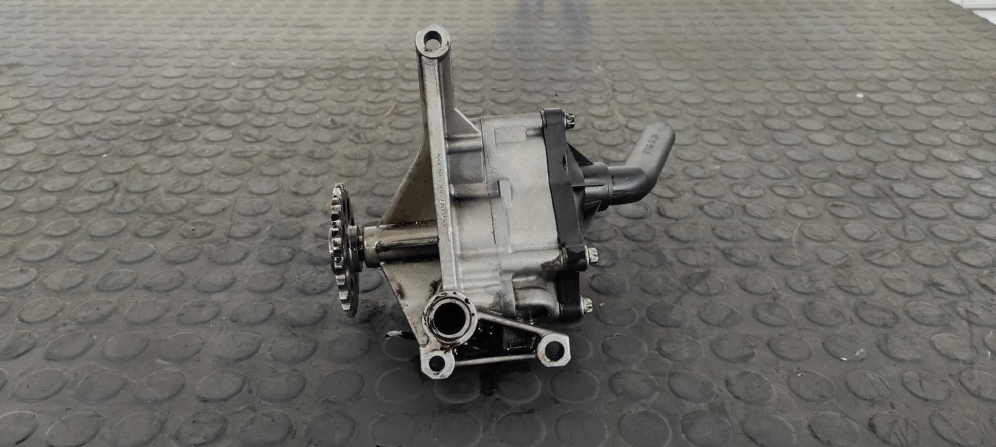 Recambio de BOMBA ACEITE para MERCEDES-BENZ VITO CAJA CERRADA 6.03 -> 109  CDI  Compacto  (639.601) 646983 referencia OEM IAM 6061810801   - BLANCO 5