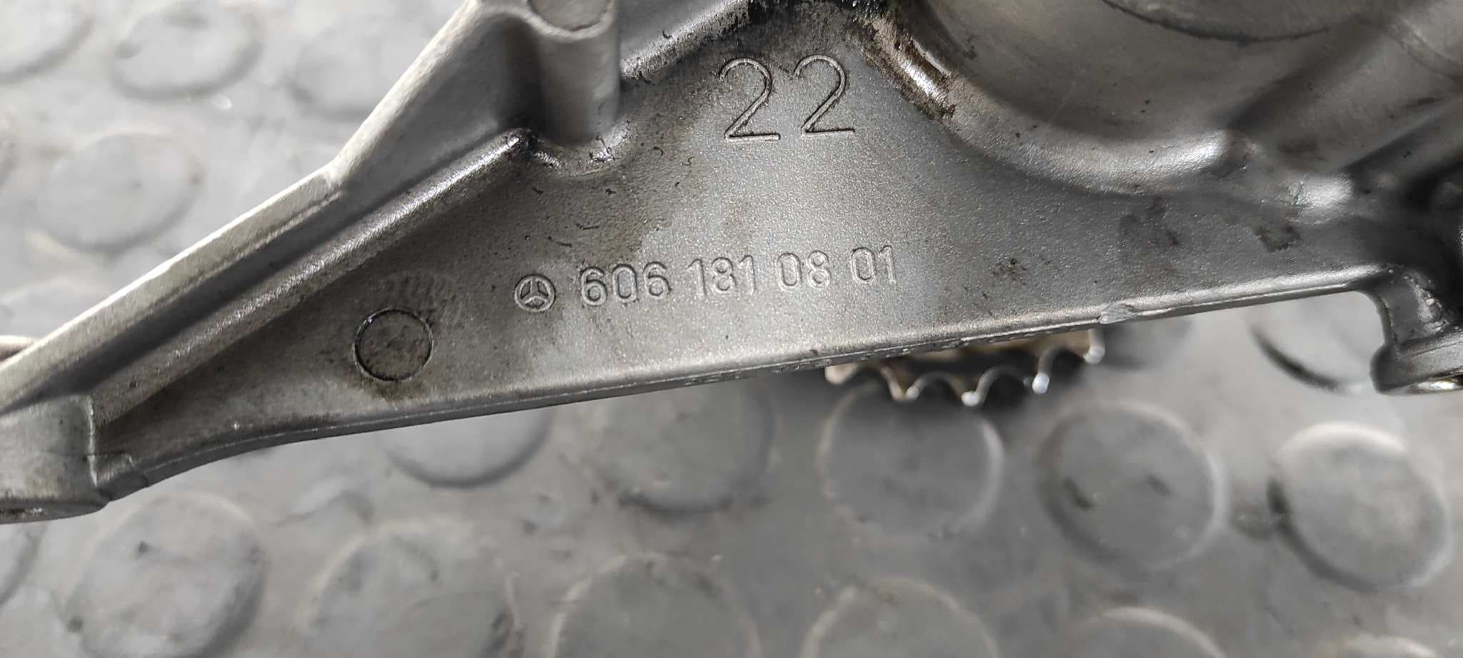 Recambio de BOMBA ACEITE para MERCEDES-BENZ VITO CAJA CERRADA 6.03 -> 109  CDI  Compacto  (639.601) 646983 referencia OEM IAM 6061810801   - BLANCO 2