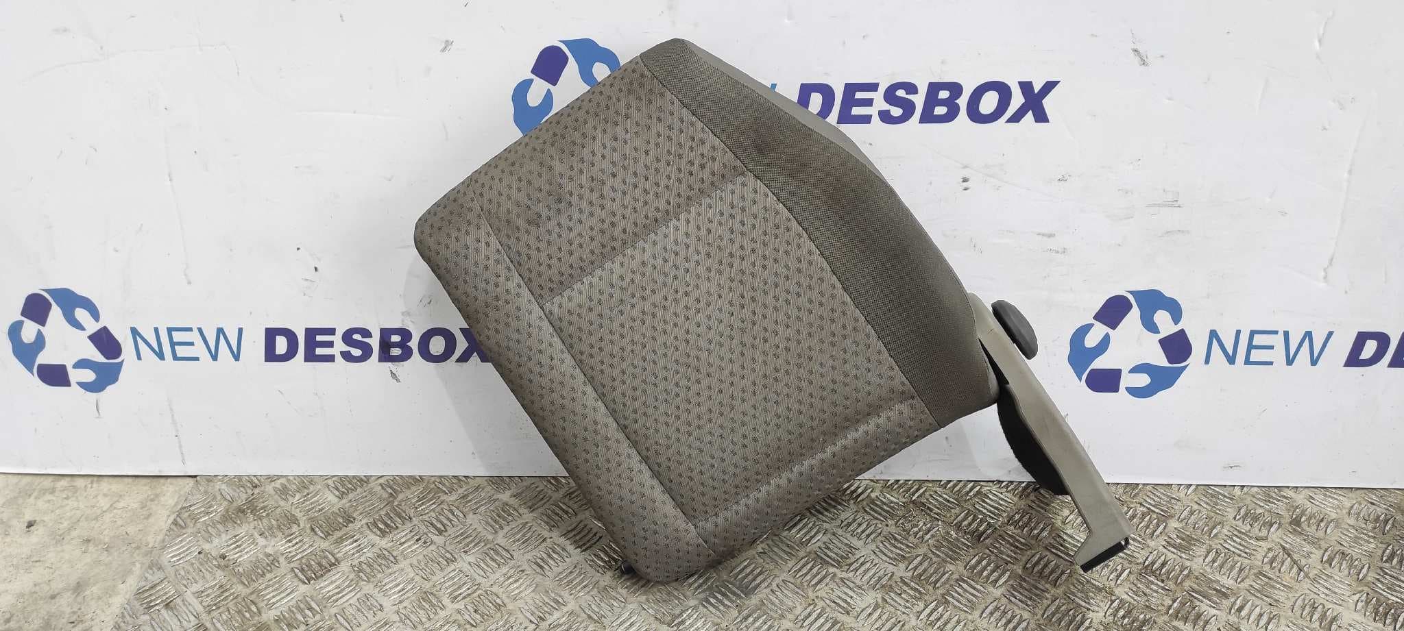 Recambio de ASIENTO DELANTERO DERECHO para NISSAN CABSTAR YD25 EURO 4 referencia OEM IAM    - BLANCO 2