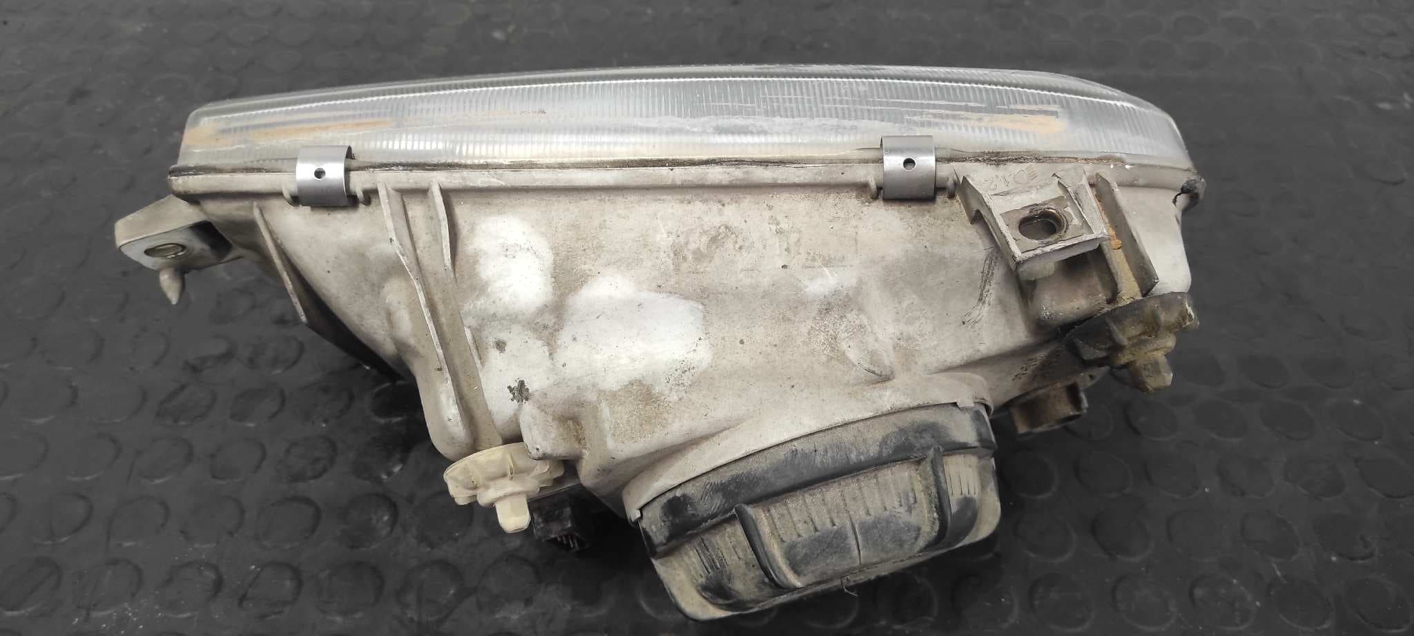 Recambio de FARO DERECHO para VOLKSWAGEN VENTO (1H2) GL 2E referencia OEM IAM 1395400R   - ROJO 5