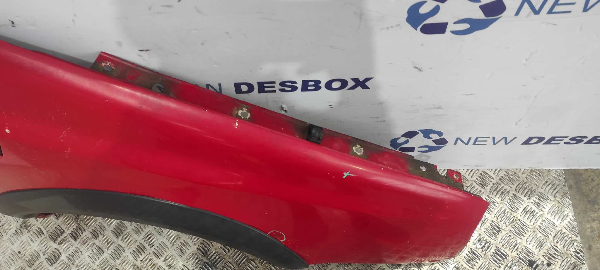 Recambio de ALETA DELANTERA DERECHA para VOLKSWAGEN VENTO (1H2) GL 2E referencia OEM IAM    - ROJO 8