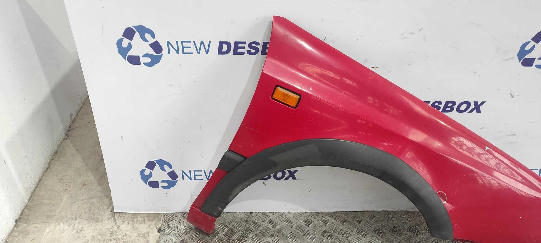 Recambio de ALETA DELANTERA DERECHA para VOLKSWAGEN VENTO (1H2) GL 2E referencia OEM IAM    - ROJO 6