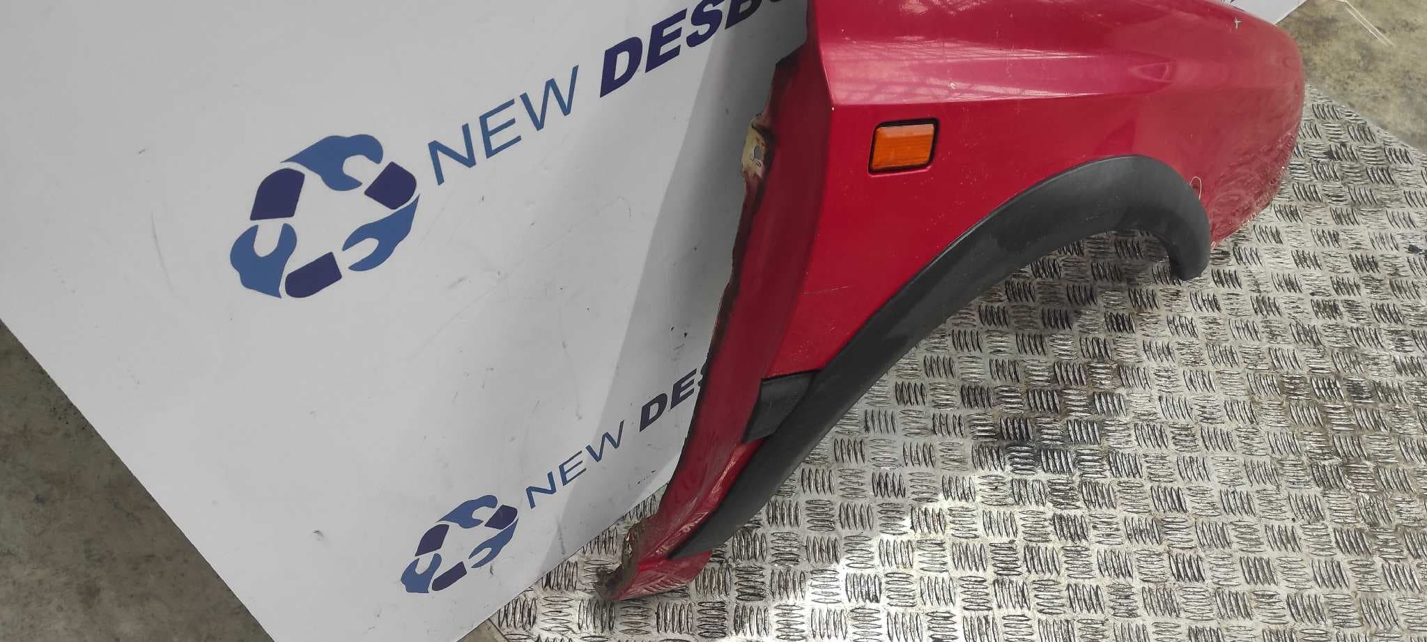 Recambio de ALETA DELANTERA DERECHA para VOLKSWAGEN VENTO (1H2) GL 2E referencia OEM IAM    - ROJO 9