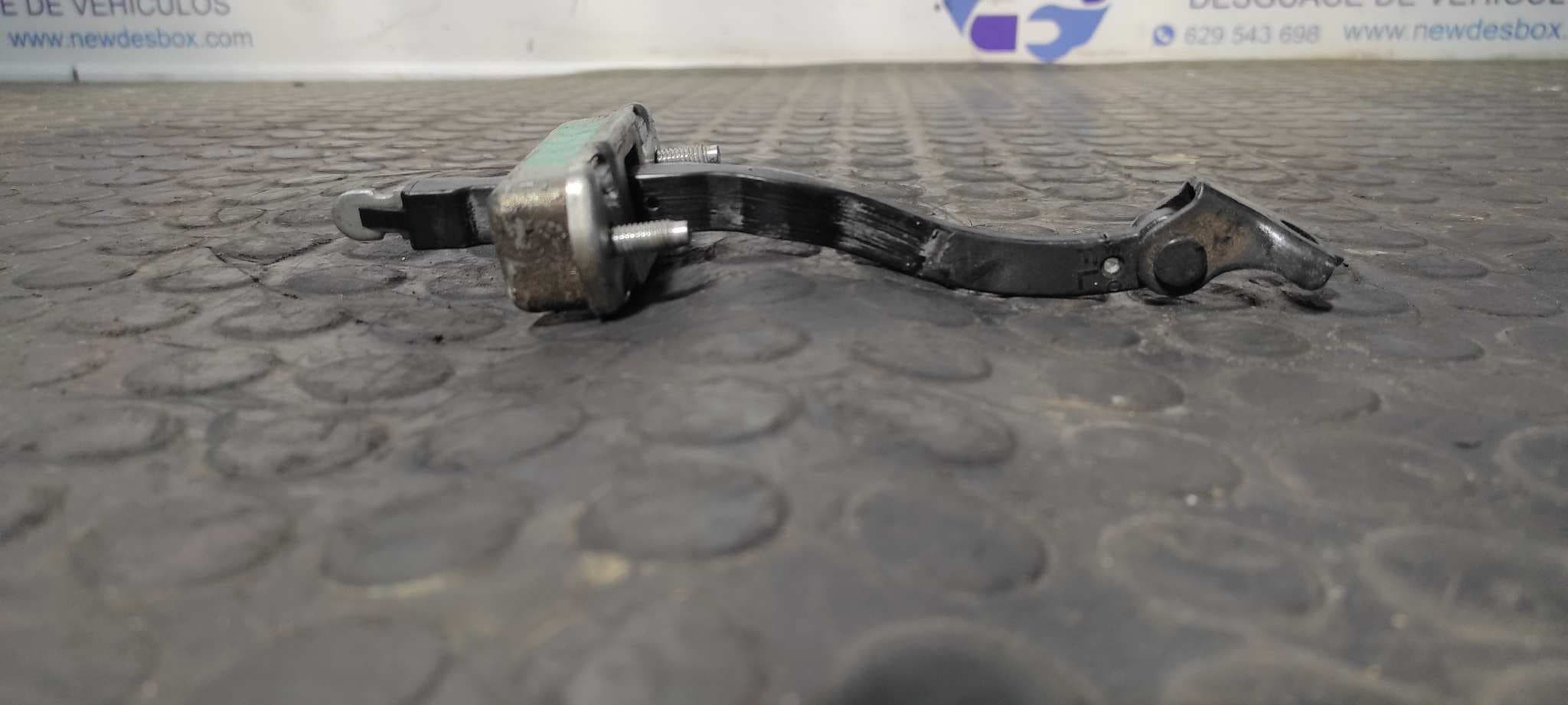 Recambio de RETENEDOR PUERTA DERECHA para RENAULT CLIO III 1.5 dCi Diesel FAP K9KT7 referencia OEM IAM    - BLANCO 2