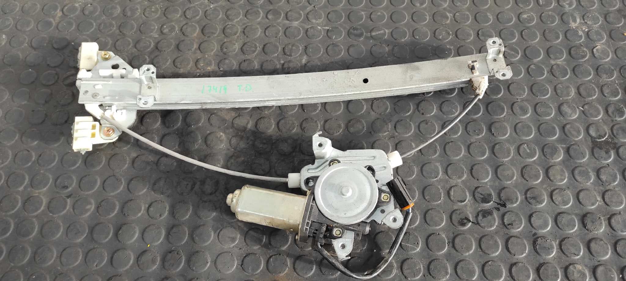 Recambio de ELEVALUNAS TRASERO DERECHO para NISSAN PICK-UP (D22) referencia OEM IAM 827302S720