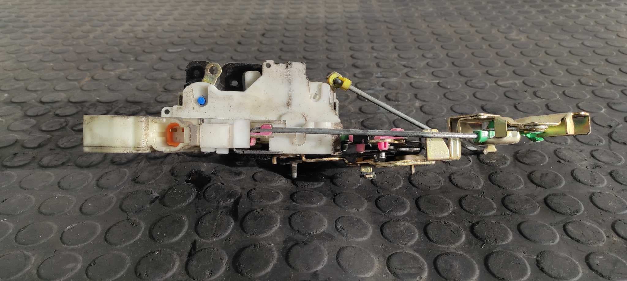 Recambio de CERRADURA PUERTA TRASERA DERECHA para NISSAN PICK-UP (D22) referencia OEM IAM 805525P003 5