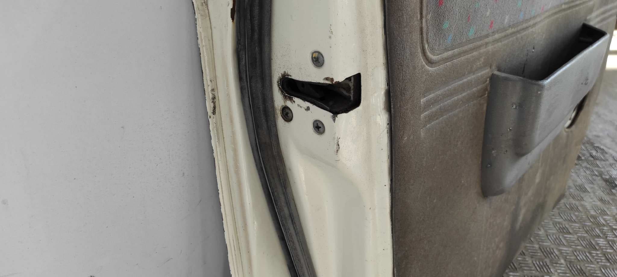 Recambio de PUERTA DELANTERA IZQUIERDA para NISSAN VANETTE CARGO LD23C referencia OEM IAM    - BLANCO 5