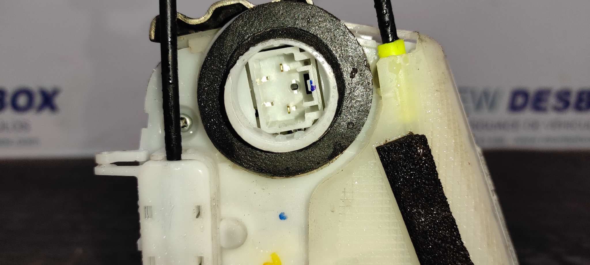 Recambio de CERRADURA PUERTA TRASERA DERECHA para TOYOTA PRIUS (NHW30) Plug-in Hybrid Advance 2ZR referencia OEM IAM MD4   - BLANCO 4