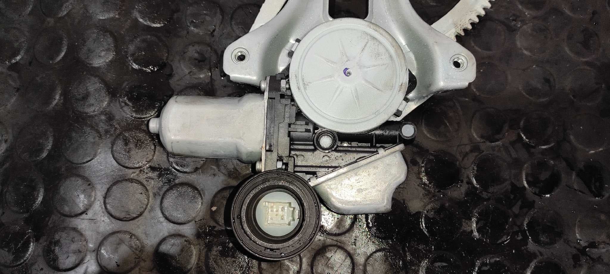 Recambio de ELEVALUNAS TRASERO DERECHO para TOYOTA PRIUS (NHW30) Plug-in Hybrid Advance 2ZR referencia OEM IAM 8571047080   - BLANCO 4
