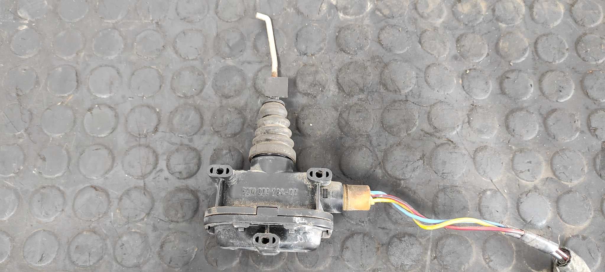 Recambio de CERRADURA PUERTA DELANTERA IZQUIERDA para MERCEDES-BENZ CLASE S (W126) BERLINA+COUPE SEC 500 117963 referencia OEM IAM 5ZM00376400   - GRIS