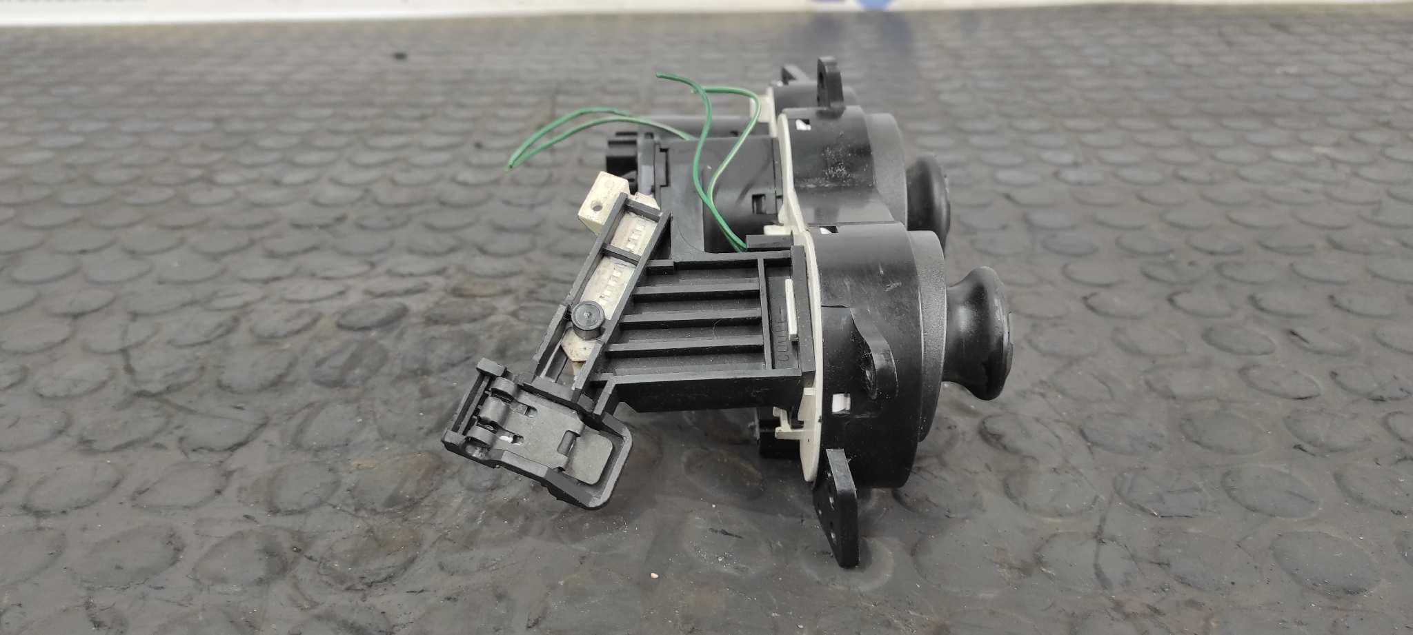 Recambio de MANDO CALEFACCION / AIRE ACONDICIONADO para HYUNDAI COUPE (J2) 1.6 16V CAT G4GR referencia OEM IAM UJ1A M11   - ROJO 3
