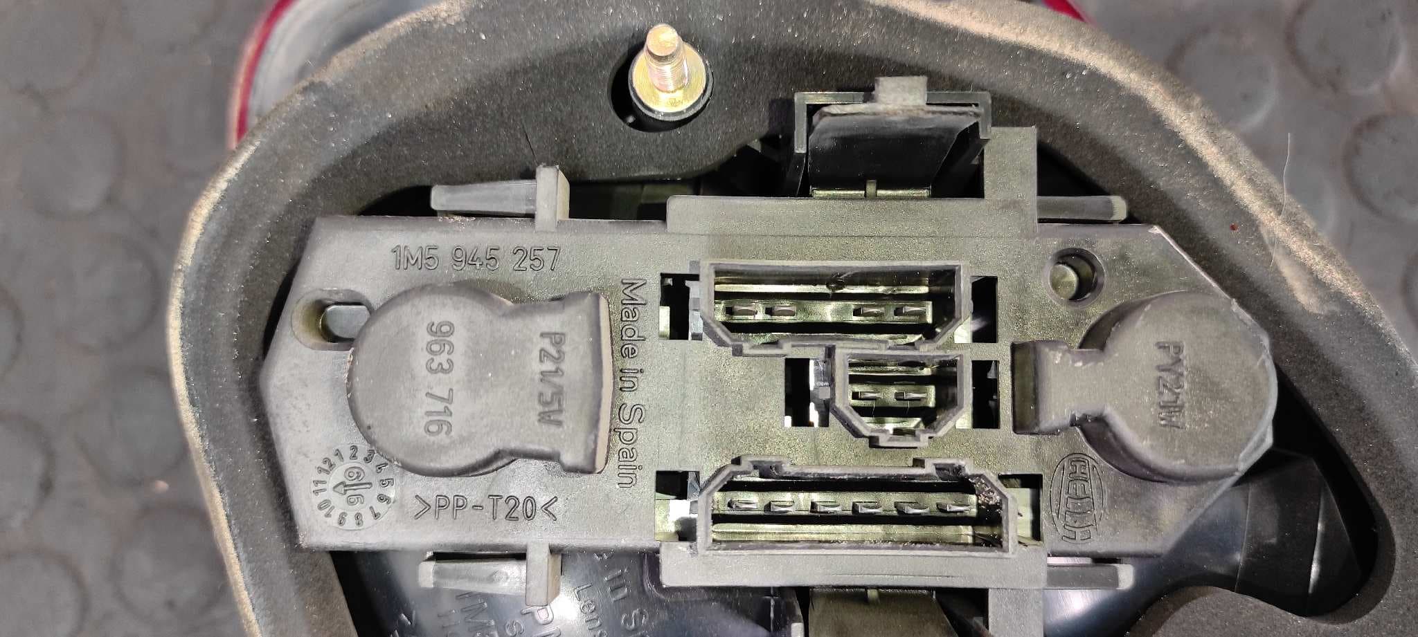 Recambio de PILOTO TRASERO DERECHO para SEAT TOLEDO (1M2) 1.9 TDI AHF referencia OEM IAM 1M5945096B   - GRIS 2