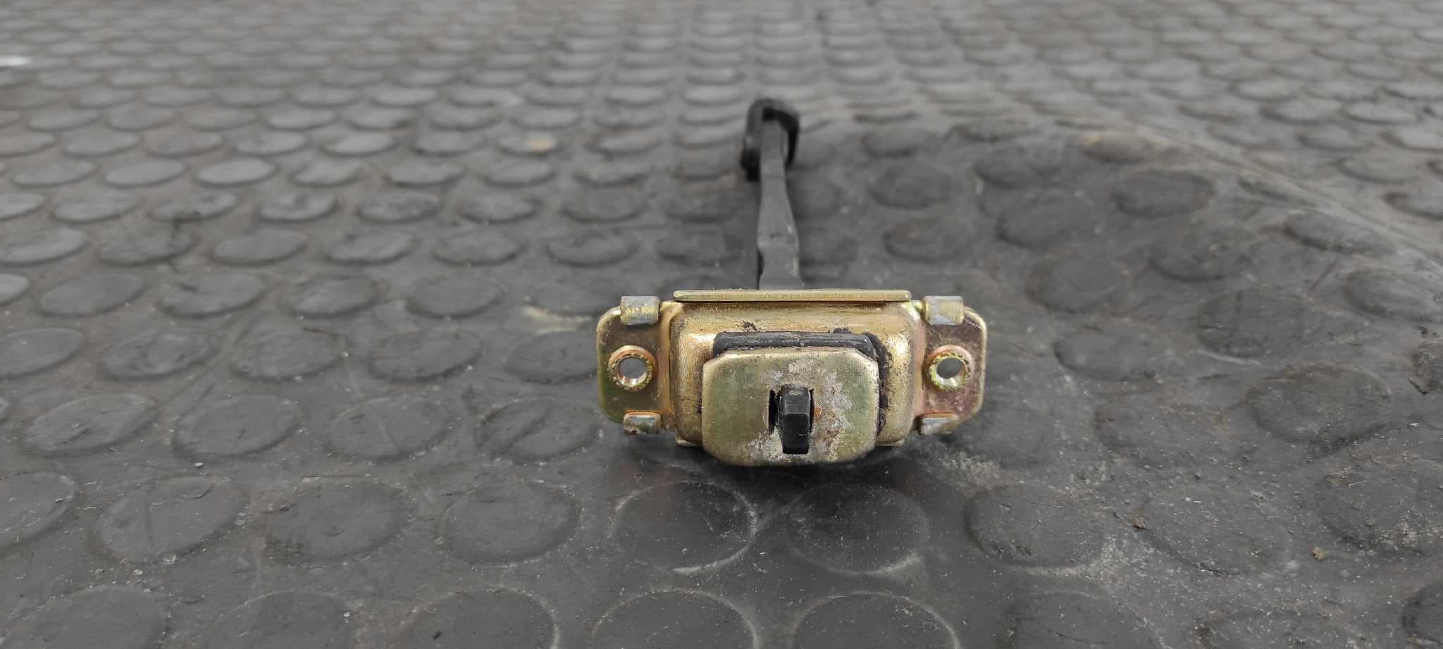 Recambio de RETENEDOR PUERTA DERECHA para HYUNDAI TUCSON (JM) 2.0 CRDi CAT D4EA referencia OEM IAM    - PLATA 4