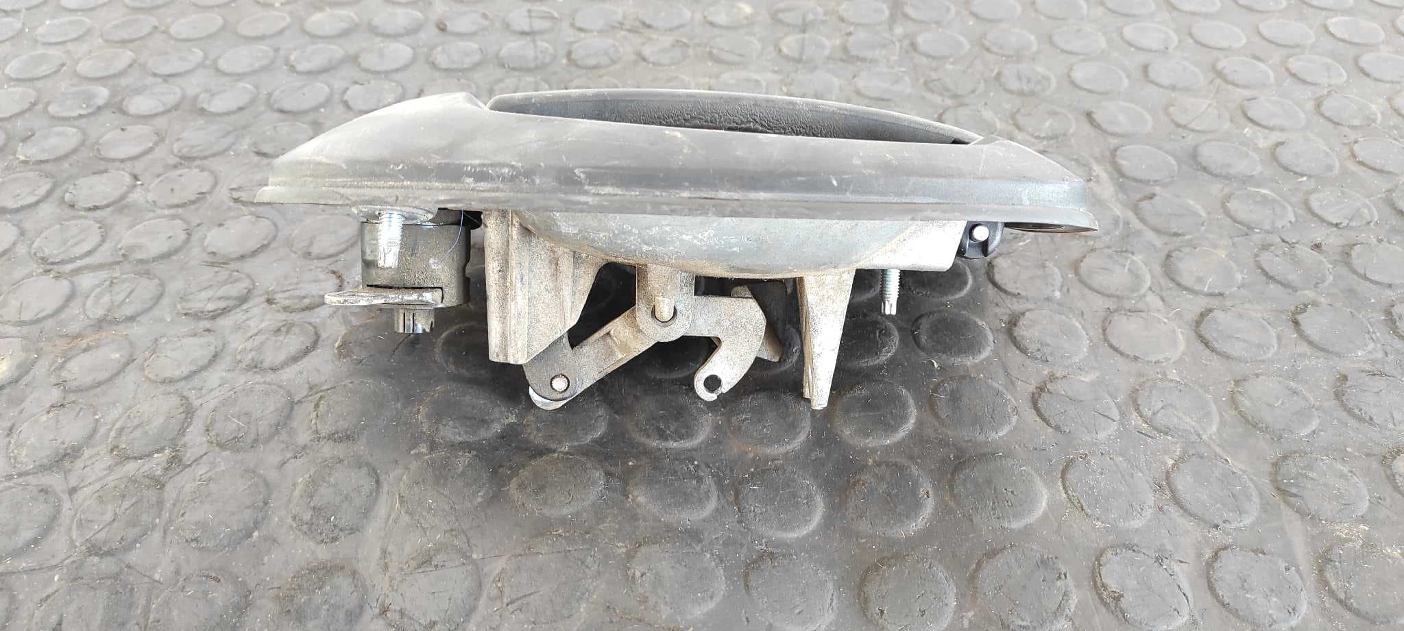 Recambio de MANETA DELANTERA IZQUIERDA para FIAT DUCATO CAJA CERRADO 30 (06.2006=>) 2.2 JTD CAT F1AE0481D referencia OEM IAM 233347   - BLANCO 2