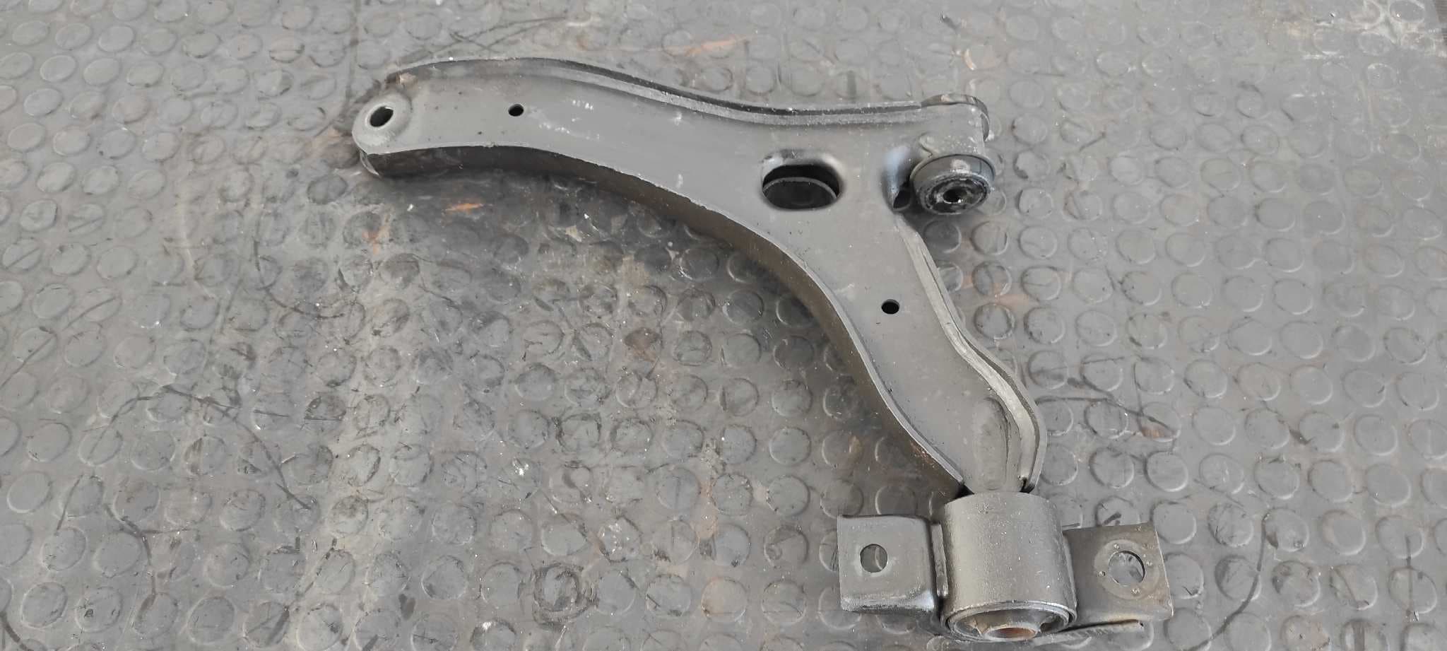 Recambio de BRAZO DERECHO INFERIOR DELANTERO para FORD TOURNEO CONNECT (TC7) Kombi Corta (2009->) R3PA referencia OEM IAM C78AA   - BLANCO