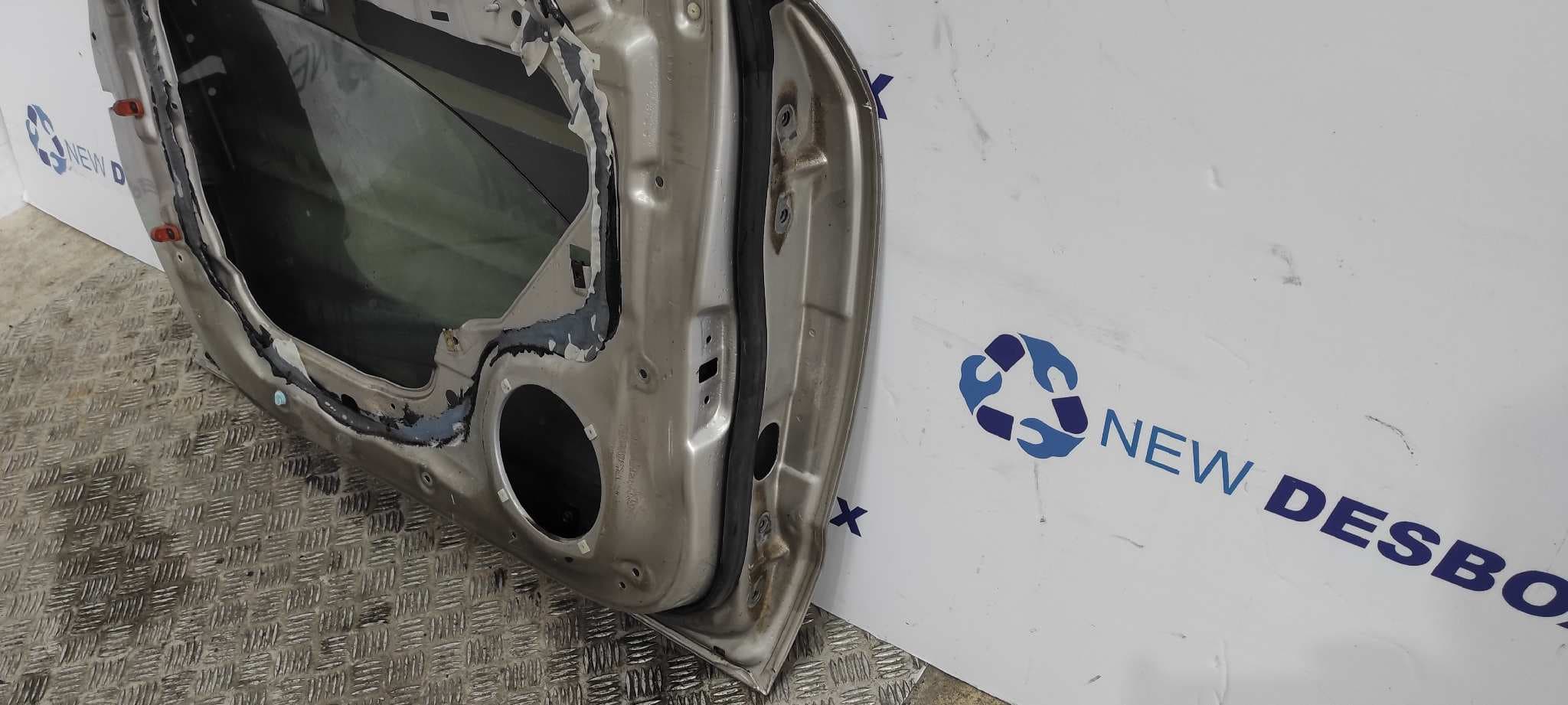 Recambio de PUERTA DELANTERA IZQUIERDA para HYUNDAI TUCSON (JM) D4EA referencia OEM IAM    - PLATA 5