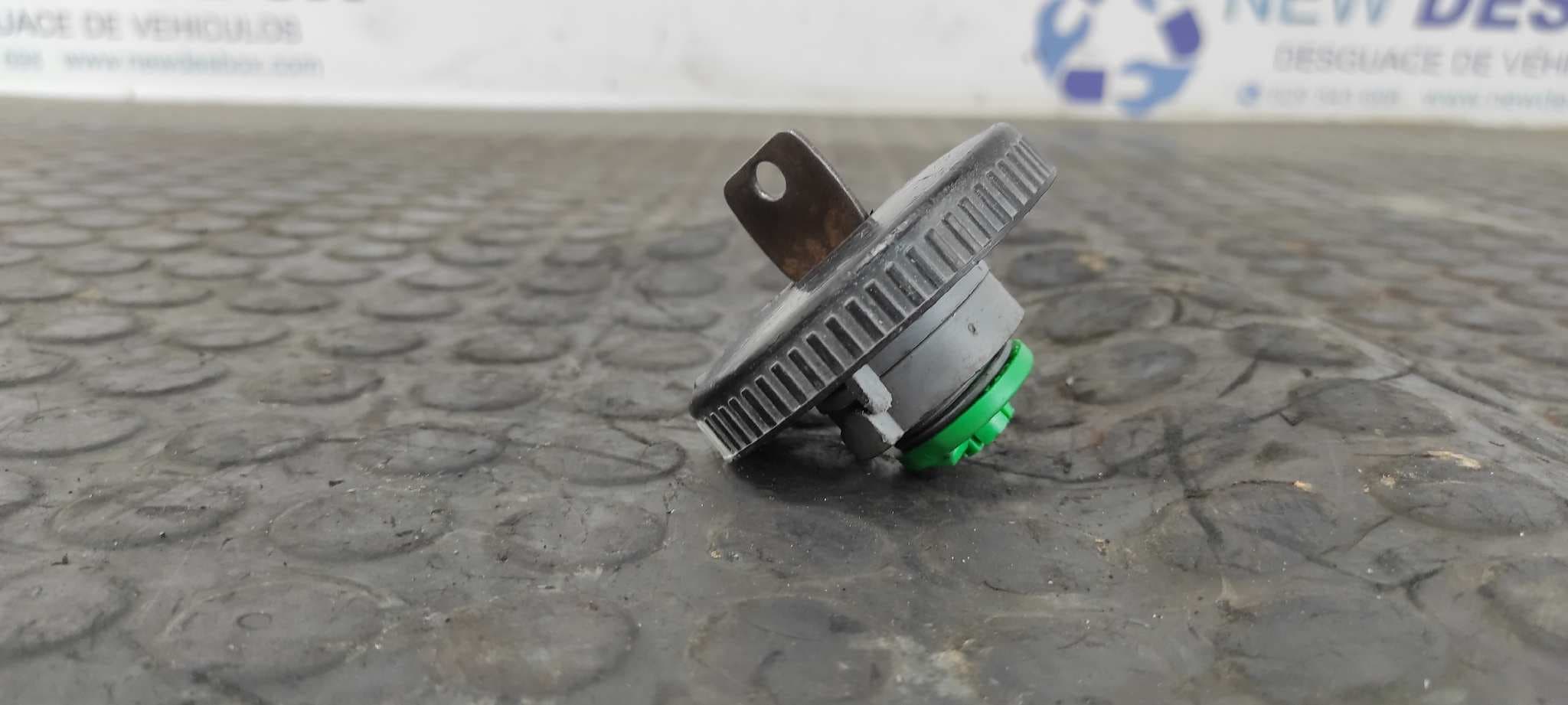Recambio de TAPON COMBUSTIBLE para RENAULT TRAFIC (DESDE 5.89) 2.1 Diesel J8S referencia OEM IAM    - BLANCO 2