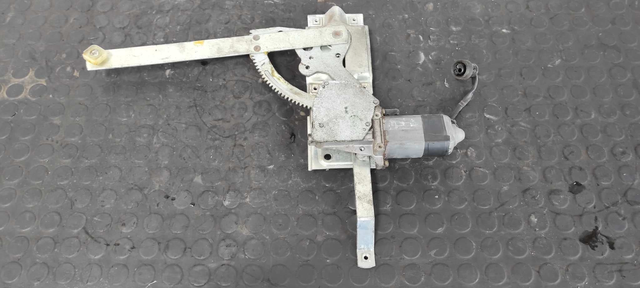 Recambio de ELEVALUNAS TRASERO DERECHO para LAND ROVER DISCOVERY (SALLJG/LJ) TDi (5-ptas.) 21L        referencia OEM IAM 0130821025   - VERDE