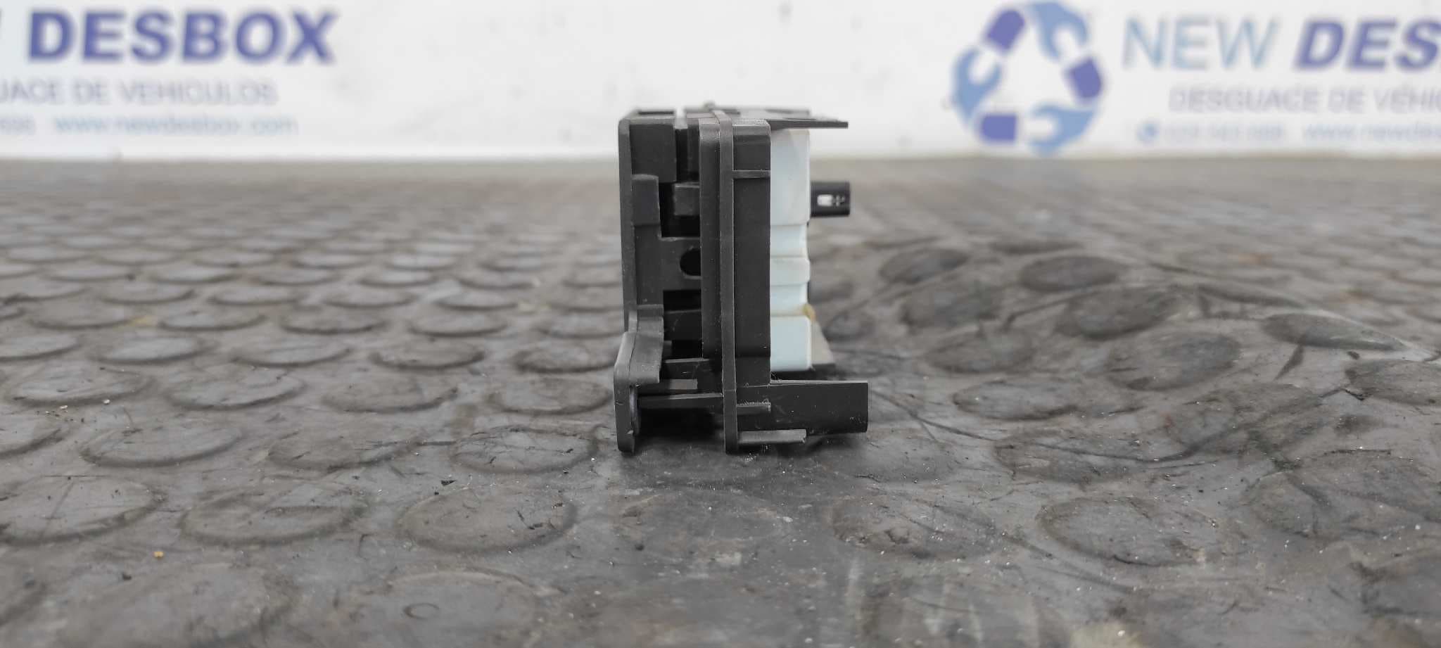 Recambio de PANTALLA MULTIFUNCION para LAND ROVER DISCOVERY (SALLJG/LJ) TDi (5-ptas.) 21L        referencia OEM IAM 30315815   - VERDE 5