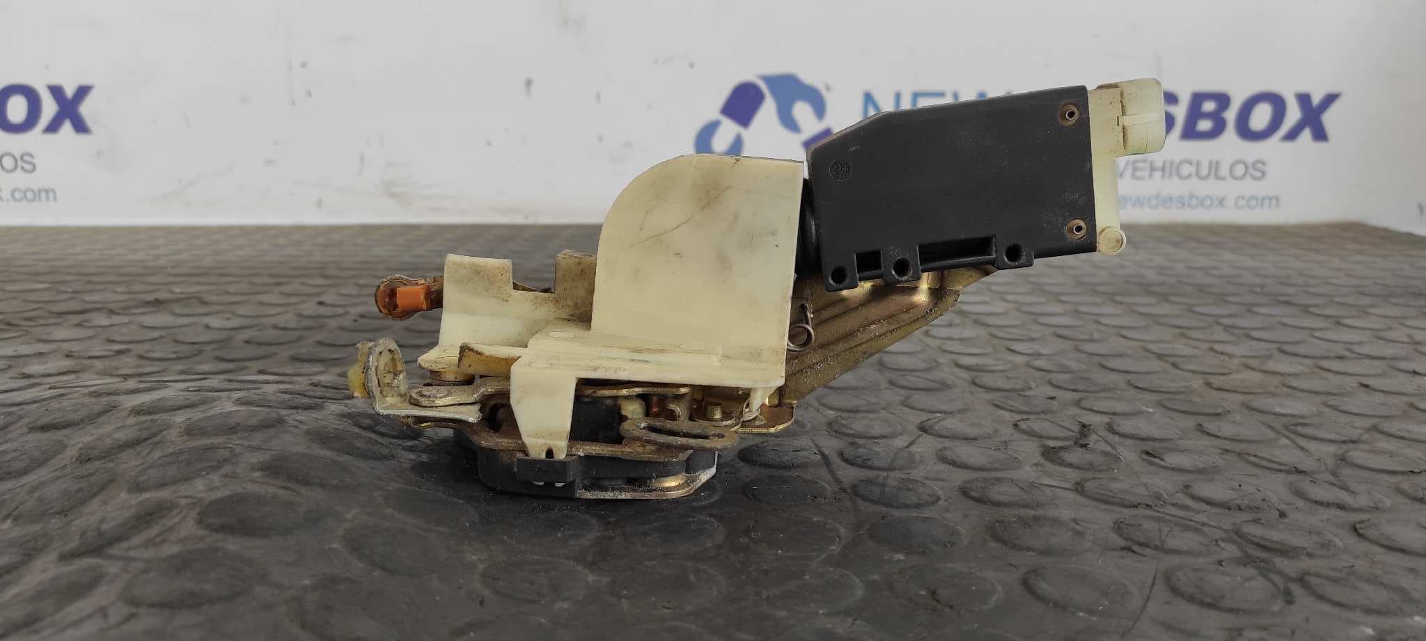 Recambio de CERRADURA PUERTA DELANTERA DERECHA para OPEL TIGRA 1.4 referencia OEM IAM 90493702