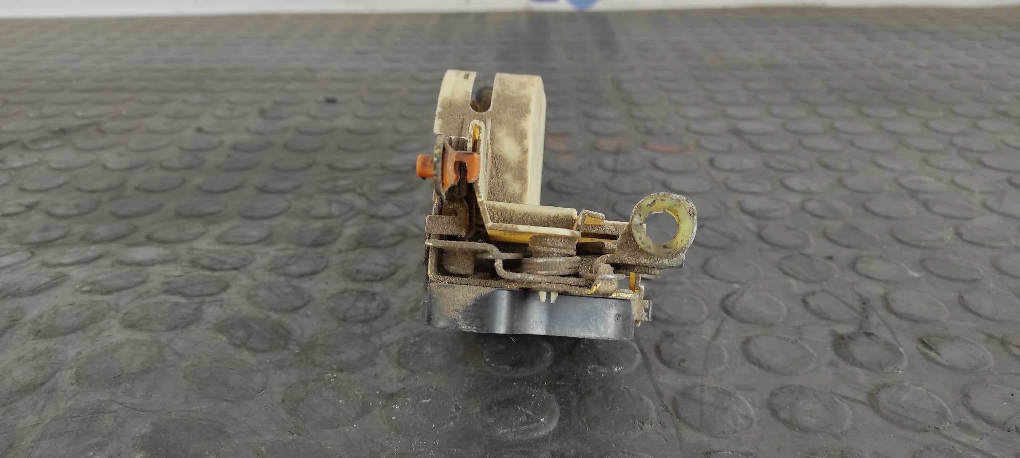 Recambio de CERRADURA PUERTA DELANTERA DERECHA para OPEL TIGRA 1.4 referencia OEM IAM 90493702 6