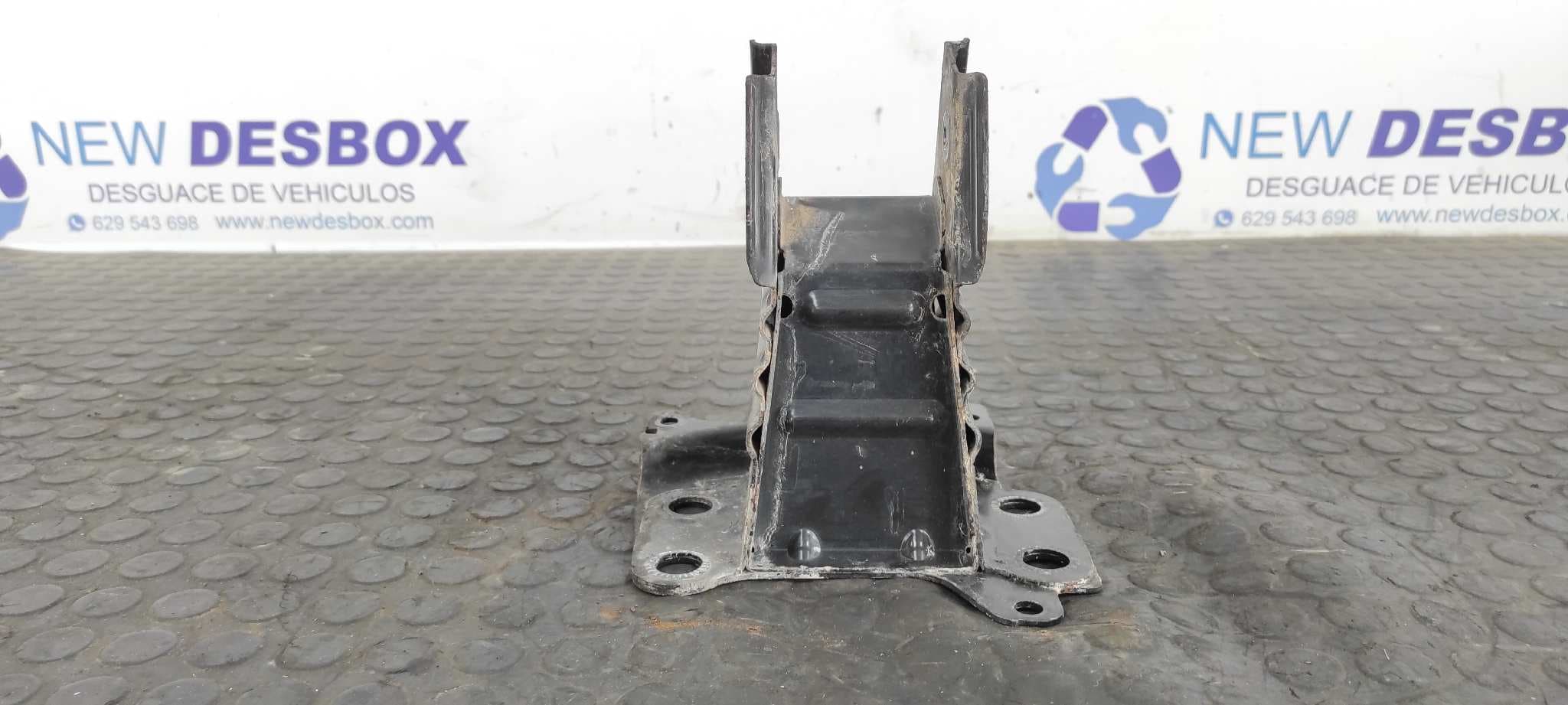 Recambio de REFUERZO PARAGOLPES DELANTERO para AUDI A3 (8P) 2.0 TDI Ambiente BKD referencia OEM IAM 8P3807133A   - NEGRO