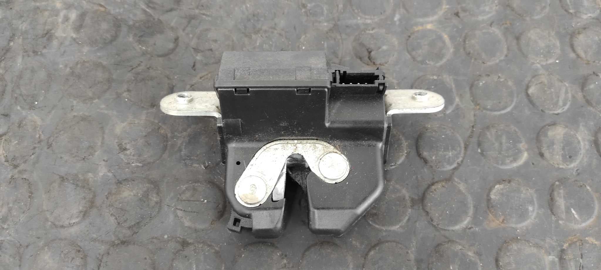 Recambio de CERRADURA MALETERO / PORTON para FIAT BRAVO (198) 1.6 16V Multijet Easy (77kW) 198A3000 referencia OEM IAM 55701971   - ROJO