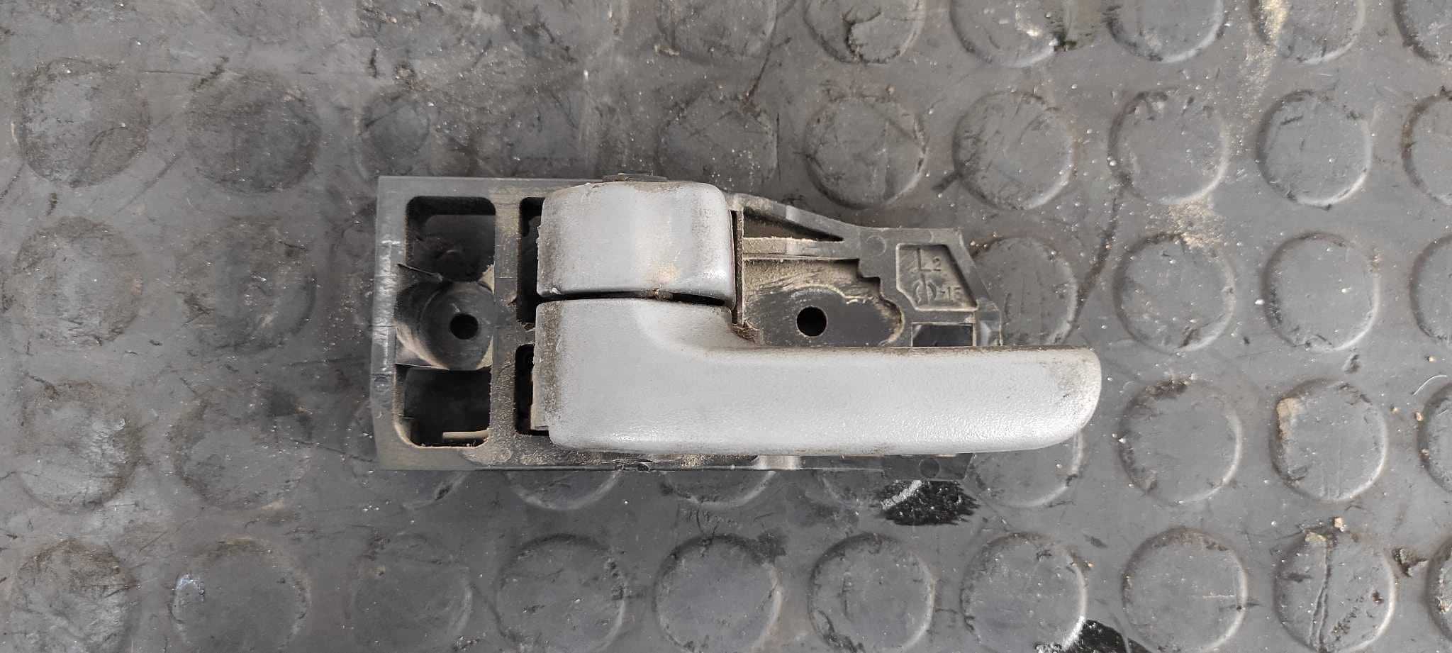 Recambio de MANETA INTERIOR DELANTERA IZQUIERDA para TOYOTA RAV 4 (A2) 1.8 Luna (2003->) 1ZZ-FE referencia OEM IAM 6920630150   - BLANCO