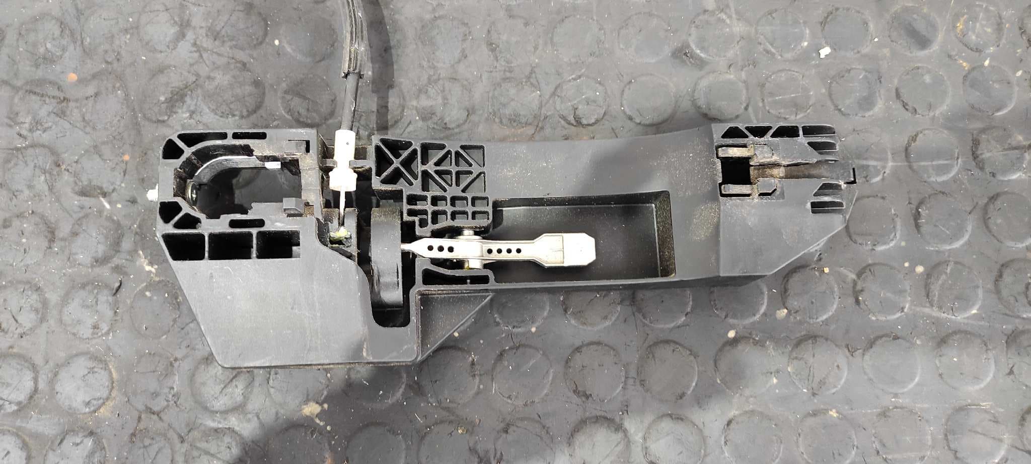 Recambio de MANETA DELANTERA DERECHA para FIAT BRAVO (198) 1.9 8V JTD CAT 192A8000 referencia OEM IAM 242566   - GRIS