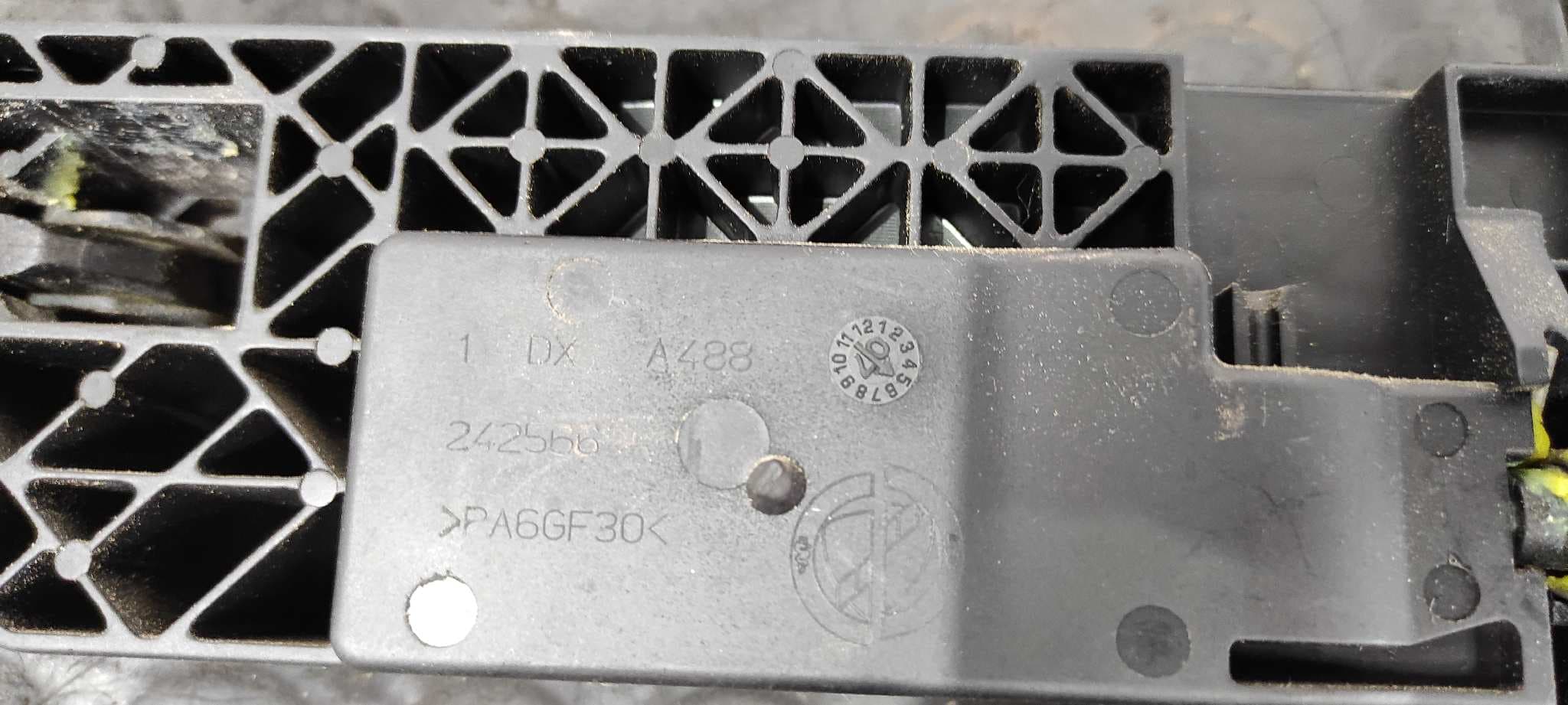 Recambio de MANETA DELANTERA DERECHA para FIAT BRAVO (198) 1.9 8V JTD CAT 192A8000 referencia OEM IAM 242566   - GRIS 4