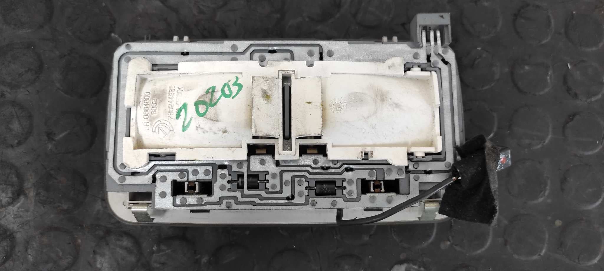 Recambio de LUZ INTERIOR para FIAT BRAVO (198) 1.9 8V JTD CAT 192A8000 referencia OEM IAM 735244963   - GRIS 8